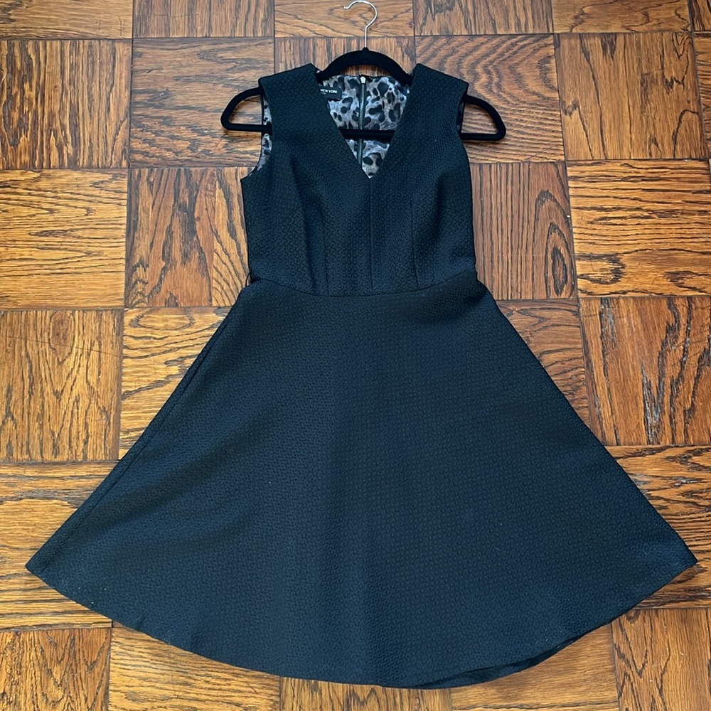 Jones NY Textured Black A-line sleeveless knee-length cocktail dress with v-neck